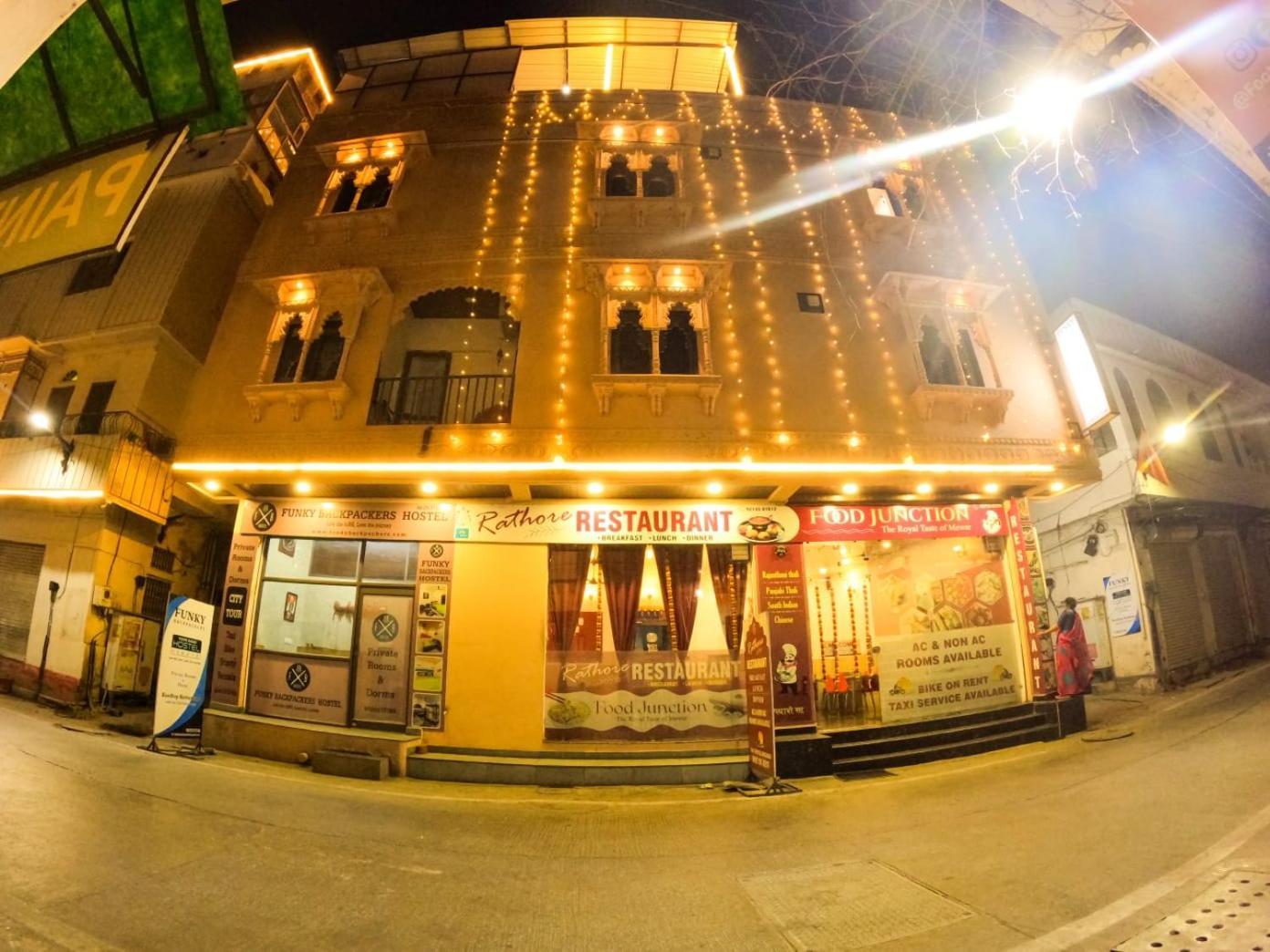 ホテル Funky Backpackers ウダイプル エクステリア 写真